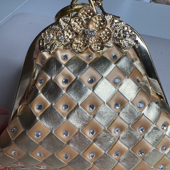 Elegant Gold Woven Clutch Bag - Picture 3 of 4